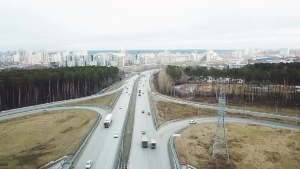 Pohled shora výměnu dopravních vozidel mimo město. Video. Provoz vozů v zemi na dálnici — Stock video