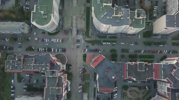 Wohnviertel in einer großen Metropole mit Straßenkreuzungen und Häusern. Video. Blick auf eine neu errichtete Wohnanlage mit Einkaufszentrum in den unteren Etagen. Luftbild — Stockvideo