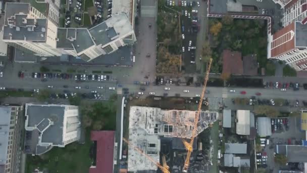 Budowy w mieście z manipulatorem żurawia. Wideo. Widok z góry placu budowy w mieście — Wideo stockowe