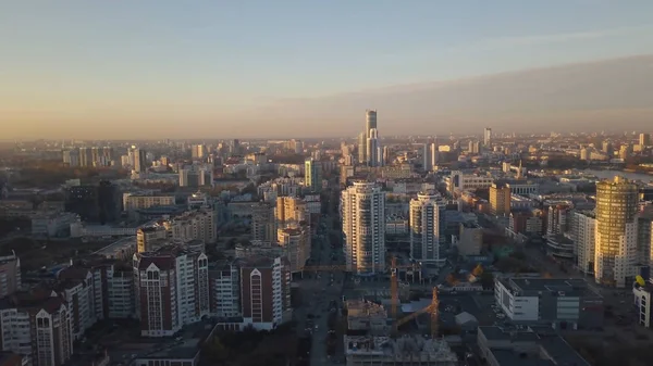 Закат в мегаполисе. Видео. Город с видом на небоскребы. Вид на современный город на закате — стоковое фото