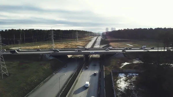 Felülnézete a bankközi forgalom autók a városon kívül. Videó. Az országban az autópálya forgalom autók — Stock Fotó