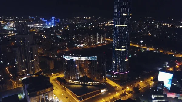 Fantastický noční Panorama s osvětlenými mrakodrapy. Video. Pohled na centrum města. Barevné cestování pozadí — Stock fotografie