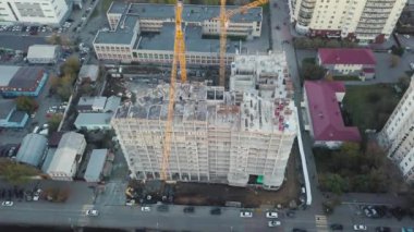 Şantiye vinç ve bina ile hava görünümünü. Video. Büyük gelişme inşaat ve Mimarlık Üstten Görünüm