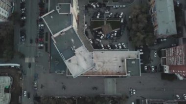 Yol kavşak ve evleri ile büyük bir metropolde bir yerleşim bölgesi. Video. Bir alışveriş merkezi ile yeni inşa edilmiş bir konut kompleksi görünümü alt katta. Havadan görünümü