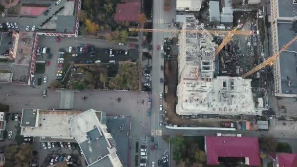 Construction in the city with a crane manipulator. Video. Top view of the construction site in the city — Stock Video