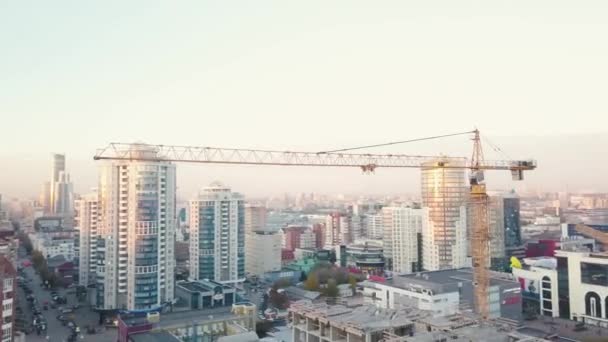 Vista aérea do canteiro de obras com guindaste e edifício. Vídeo. Vista superior da construção e arquitetura de grande desenvolvimento — Vídeo de Stock