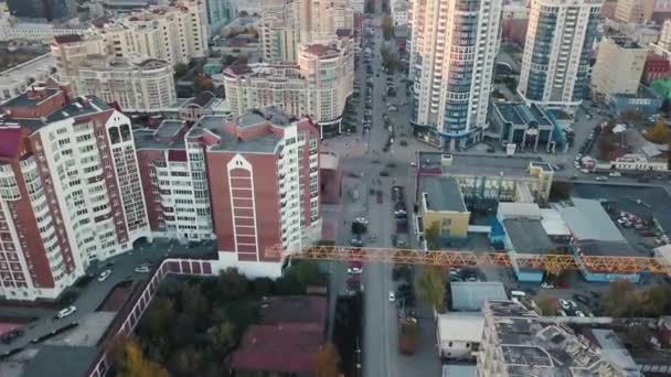 クレーンと建物の建設現場の空撮。ビデオ。大きな開発建設と建築の平面図 — ストック動画