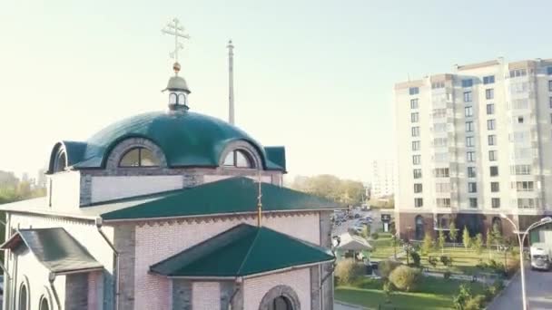 Vue de dessus de l'église de la ville. Vidéo. Eglise moderne dans la ville près des bâtiments résidentiels — Video