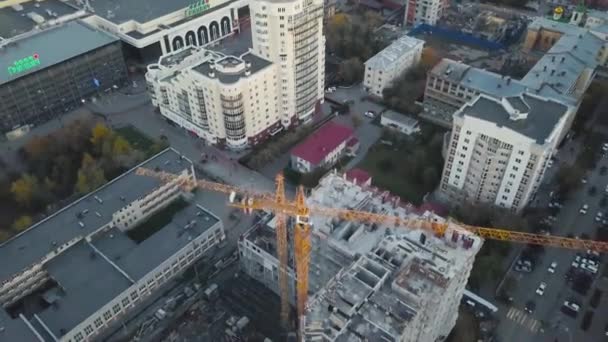 Nuevos edificios de gran altura en proceso de construcción. Vídeo. Vista superior de la construcción de un edificio de apartamentos en la ciudad — Vídeo de stock