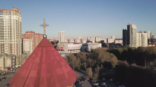 Vista superior de la iglesia de la ciudad. Vídeo. Iglesia moderna en la ciudad cerca de edificios residenciales — Vídeos de Stock