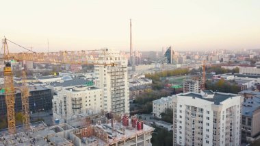 İnşaat bir vinç manipülatör ile şehirde. Video. Şehir inşaat sitesinin Üstten Görünüm