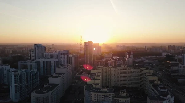 Puesta de sol en Megápolis. Vídeo. Hermoso paisaje urbano con vista superior en rascacielos. Vista superior de la ciudad moderna al atardecer —  Fotos de Stock