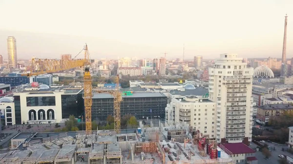 Bau in der Stadt mit einem Kranmanipulator. Video. Blick auf die Baustelle in der Stadt — Stockfoto