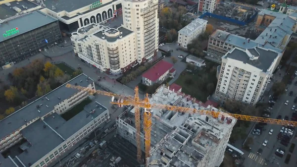 Veduta aerea del cantiere con gru e costruzione. Un video. Vista dall'alto del grande sviluppo costruzione e architettura — Foto Stock