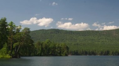 Yaz doğa dağ orman göl manzara, hızlandırılmış. Güzel yeşil doğanın yeşil doğal göl yanındaki ağaçlar çiçek açan Timelapse