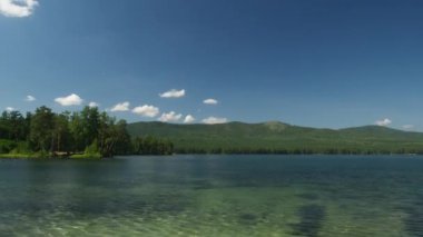 Yaz doğa dağ orman göl manzara, hızlandırılmış. Güzel yeşil doğanın yeşil doğal göl yanındaki ağaçlar çiçek açan Timelapse