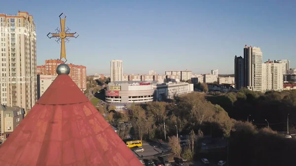 Draufsicht auf die christliche Kirche in der Stadt. Video. Blick auf den heiligen Tempel im städtischen Umfeld — Stockfoto