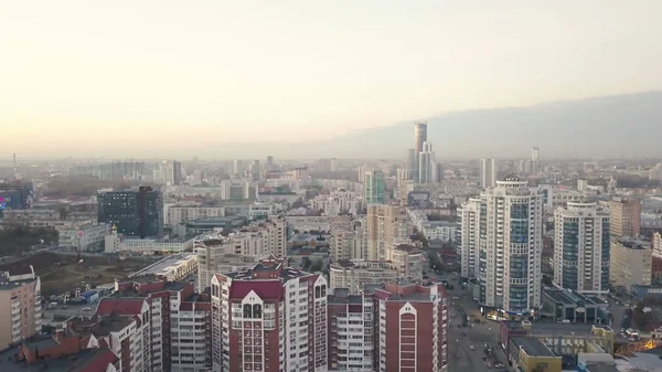 Mooie stadsgezicht met top uitzicht op de wolkenkrabbers. Video. Bovenaanzicht van de moderne stad — Stockfoto