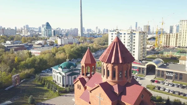 Felülnézete a város templom. Videó. Modern templom közelében lakó épületek a városban — Stock Fotó