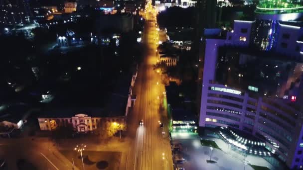 Vista panorâmica de cima de uma grande cidade moderna à noite. Vídeo. Vista superior da cidade moderna com arranha-céu à noite — Vídeo de Stock