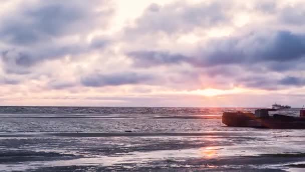 海、原油タンカー、Lpg タンカーの日没時の読み込みでタンカー船公園。ビデオ。タンカーをフローティングと海の景色。タイムラプス — ストック動画