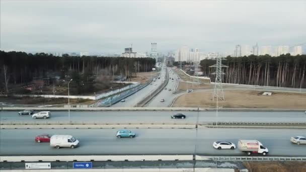 Prospettiva aerea di interstatale del traffico pendolare ponte di attraversamento su chiaro, mattina presto. Un video. Riprese aeree di Highway e Overpass Urban Life con auto e camion — Video Stock