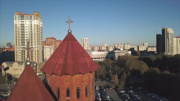 Aerial Footage, röda transsylvanska kyrkan. Video. Flygfoto över röda kyrkan — Stockvideo