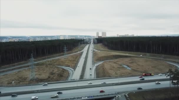 Luchtfoto perspectief van interstate woon-werkverkeer brug op duidelijke, vroege ochtend. Video. Luchtfoto beeldmateriaal van de snelweg en viaduct stadsleven met auto's en vrachtwagens — Stockvideo