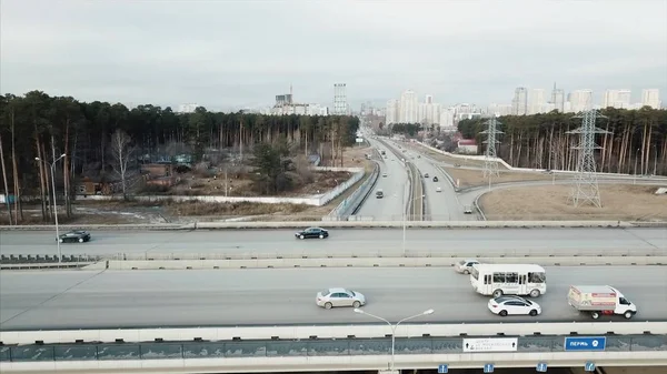 Aerial perspective of interstate commuter traffic crossing bridge on clear, early morning. Video. Aerial Footage of Highway and Overpass Urban Life with cars and trucks — Stock Photo, Image