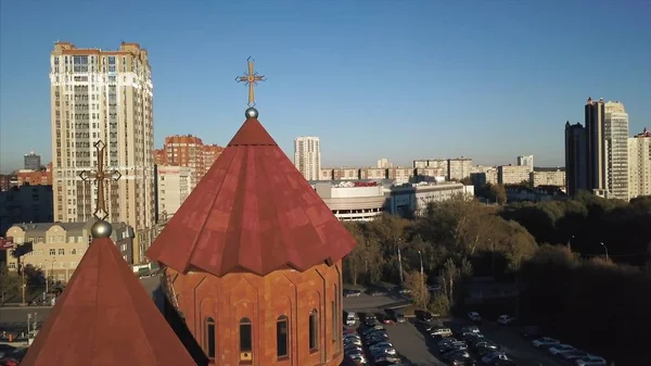 Luftaufnahmen, rote transsilvanische Kirche. Video. Luftaufnahme der roten Kirche — Stockfoto