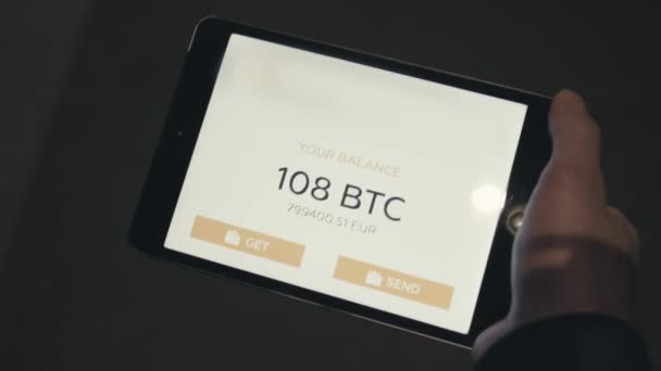 Applicazione tablet che mostra l'equilibrio di un portafoglio Bitcoin. Azioni. Concetto di moneta digitale. Saldo dei bitcoin sul tablet — Video Stock