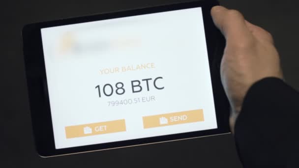 Aplicación de tableta que muestra el saldo de una billetera Bitcoin. Acciones. Concepto de moneda digital. Balance de bitcoins en la tableta — Vídeo de stock