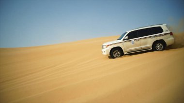 4 x 4 aracı yoldan çıkarmakla. Hisse senedi. Kumul her türlü arazide araba