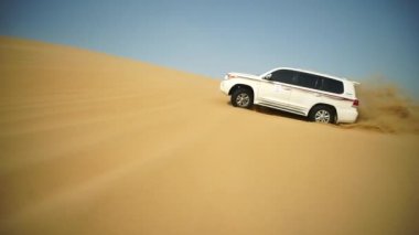 4 x 4 aracı yoldan çıkarmakla. Hisse senedi. Kumul her türlü arazide araba