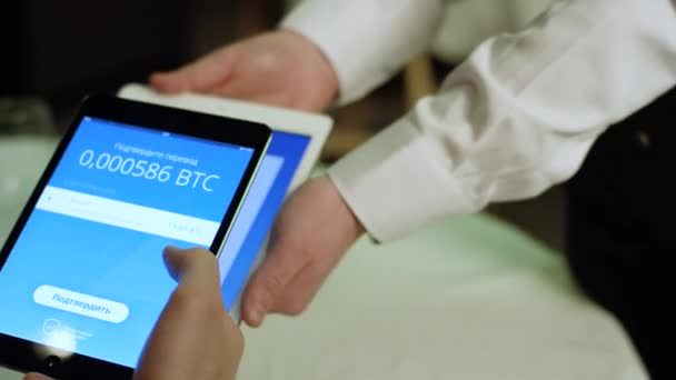 Russia, Mosca - Maggio 2018: Pagare un ristorante con denaro bitcoin con un dispositivo smartphone in modalità wireless. Azioni. Pagamento con bitcoin — Video Stock