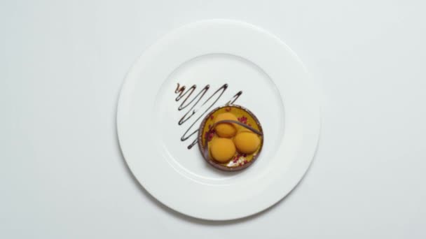 Primo piano del dessert molecolare a base di panna bianca e salsa di cioccolato. Azioni. Gastronomia. Gastronomia molecolare — Video Stock