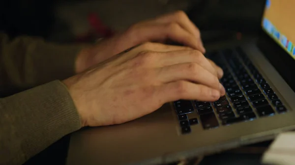 Primo piano di mani maschili digitando testo o codice di programmazione nel computer in luce naturale ambiente a tarda sera. Scorte — Foto Stock