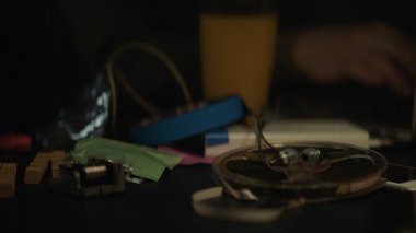 Kulaklık dizüstü kullanan adam. Hisse senedi. Evde kulaklıklar giyen adam