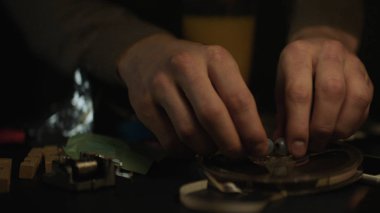 Kulaklık dizüstü kullanan adam. Hisse senedi. Evde kulaklıklar giyen adam