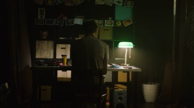 Akşamları evde laptop ile çalışan yorgun genç adam. Hisse senedi. Evde masada oturan üzgün yalnız adam. Yalnızlık kavramını