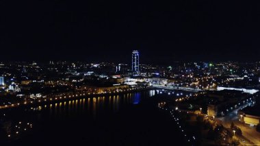 Şehir sokaklarında modern binalar Rolling hava gece aydınlatılmış Cityscape görünümü. Video. Gece şehrin havadan görünümü
