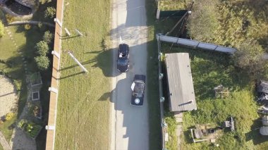 Havadan görünümü. Video. Köyde bir yolda sürüş araba havadan görünümü. Rusya. Yaz