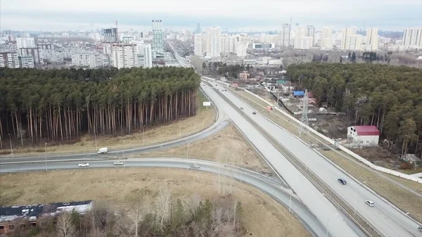 Дорога в лесной пейзаж. Видео. Вид с воздуха на автомобили на шоссе на природе. Воздушный пейзаж автомобильной дороги — стоковое фото