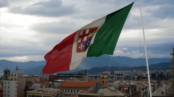 Bandiera d'Italia, sventolando nel vento, sul cielo. Azioni. Bella bandiera che soffia nel vento: Italia — Foto Stock