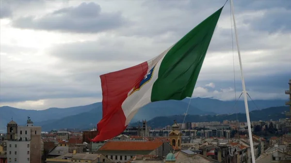 Bandeira da Itália, acenando ao vento, no céu. Estoque. Bela bandeira soprando no vento: Itália — Fotografia de Stock