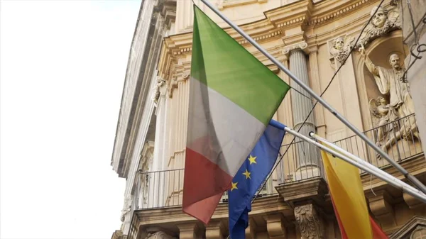 Bandiera dell'Italia e dell'Europa Union Bandiera sul vecchio edificio romano — Foto Stock