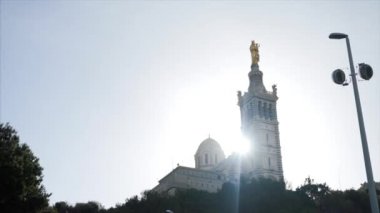 Marsilya Notre Dame de la Garde. Hisse senedi. Majestic Notre-Dame de la Garde. Our Lady Muhafız Marsilya şehrini koruma Katedrali Bazilikası