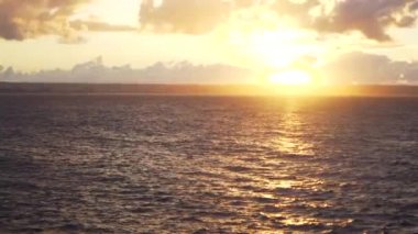 Deniz günbatımı. Hisse senedi. Deniz üzerinde gün batımı. Güzel güneş ayarı Okyanusu üzerinden.