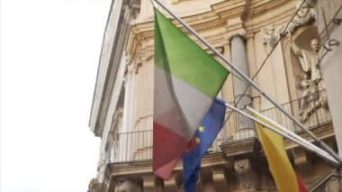 Eski Roma bina üzerinde İtalya ve Avrupa Birliği bayrağı bayrak