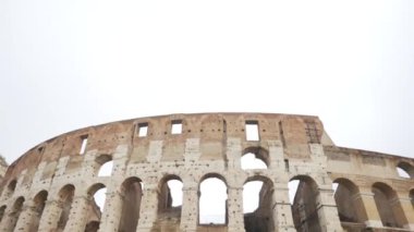 Colosseum veya Flavian Amphitheatre Roma'da. Hisse senedi. Roma'nın ünlü Colosseum'Arch. Onları güneş Parlatıcı